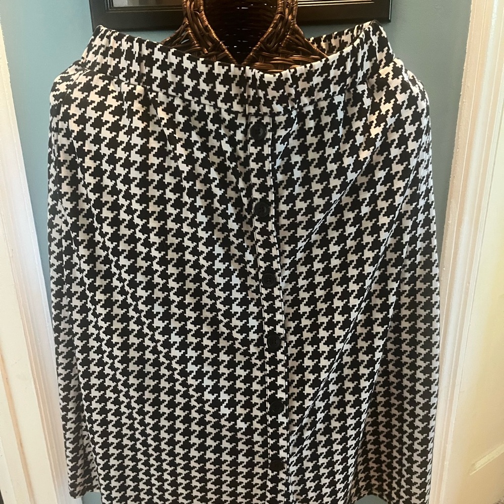 Stylish Black and White Midi Skirt